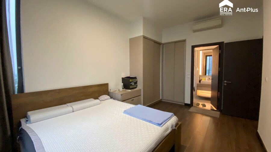 Phòng ngủ có tủ âm tường và cửa vào phòng tắm, căn hộ Linden Empire City
