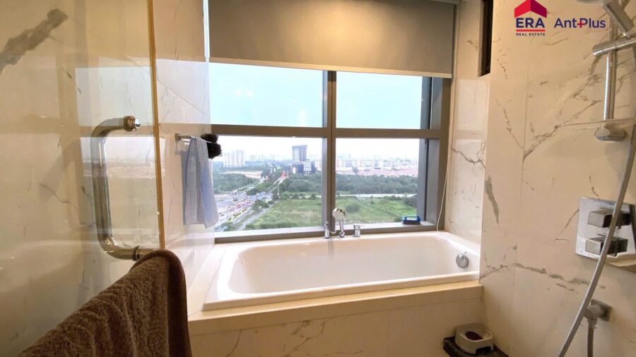 Phòng tắm có bồn tắm nằm cạnh cửa sổ, căn hộ Linden Empire City