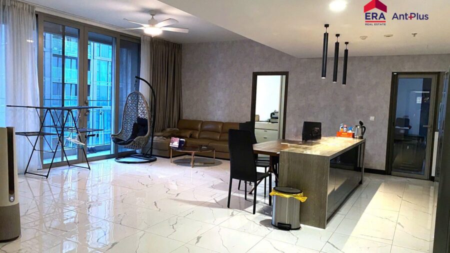 Phòng khách liên thông bếp đảo, căn hộ Linden Empire City full nội thất