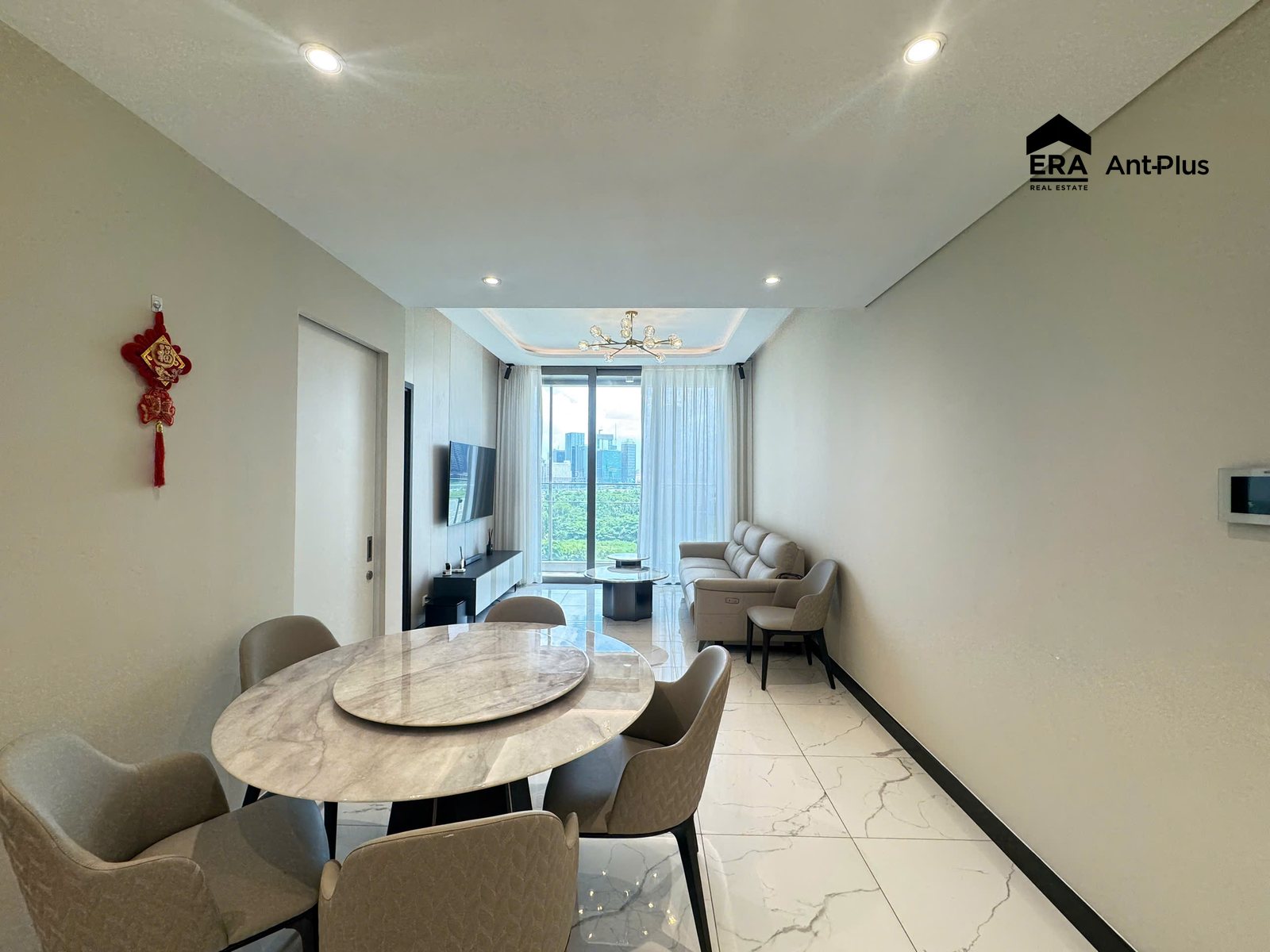 Không gian bàn ăn và phòng khách nhìn về phía cửa sổ căn hộ Linden