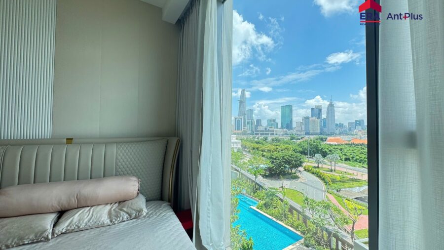Phòng ngủ căn hộ Linden với cửa kính nhìn xuống hồ bơi nội khu