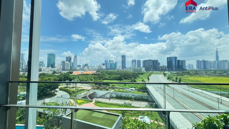 Ban công căn hộ Linden tầng 7 nhìn ra đại lộ và Quận 1