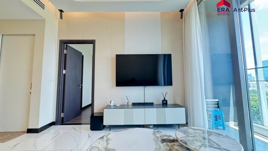 Kệ TV và bàn trà mặt đá trong phòng khách căn hộ Linden