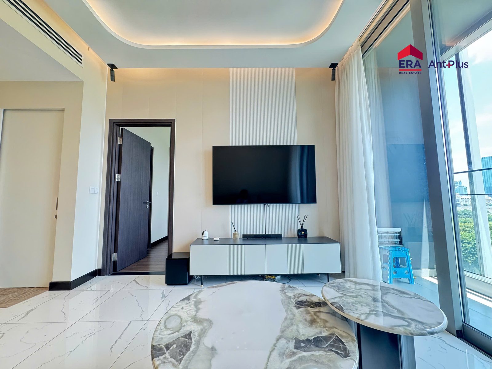 Kệ TV và bàn trà mặt đá trong phòng khách căn hộ Linden