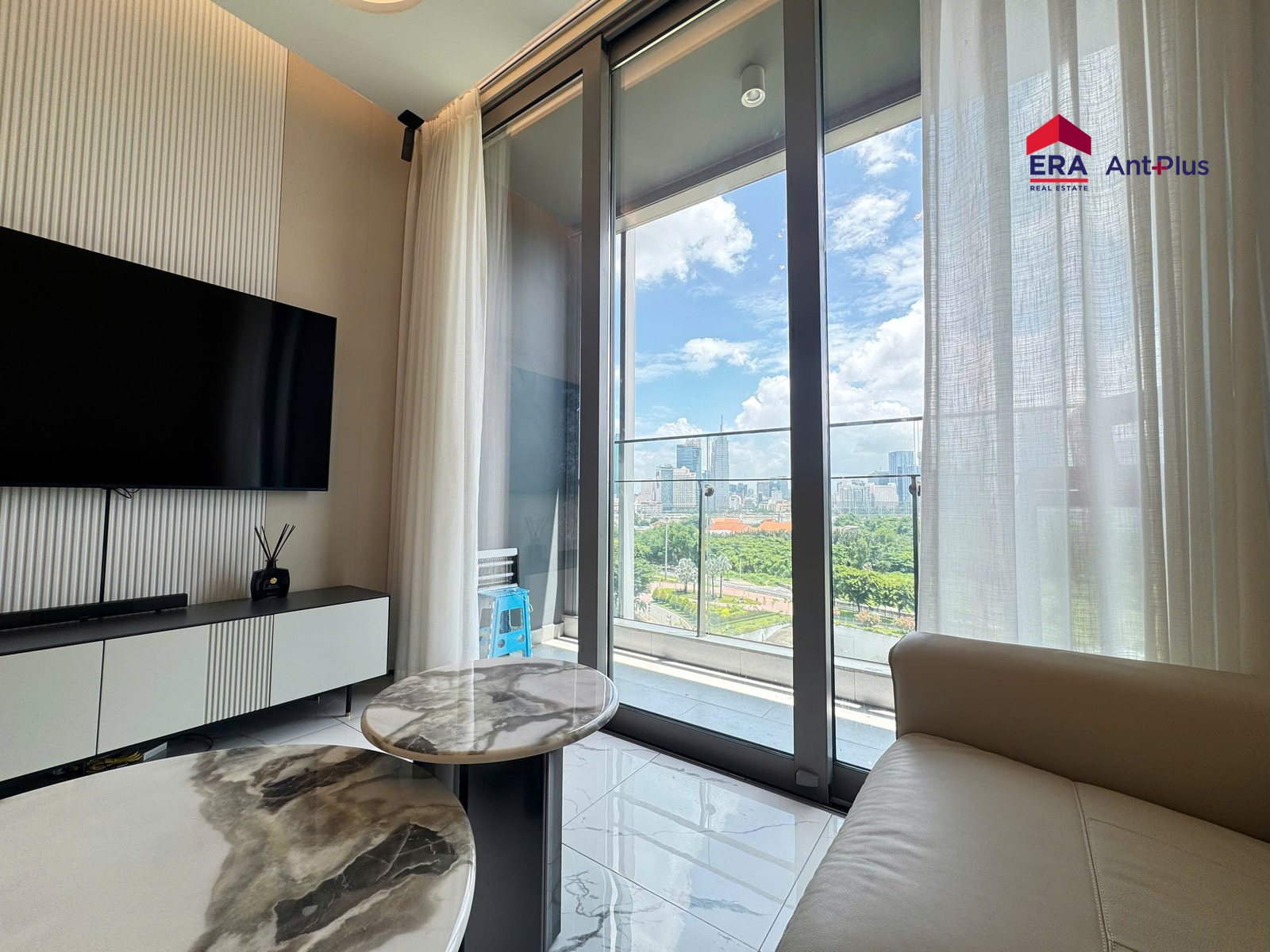 Góc phòng khách căn hộ Linden nhìn ra cửa kính