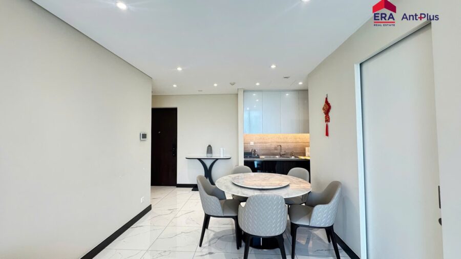 Bàn ăn tròn gần lối vào căn hộ 1PN Linden
