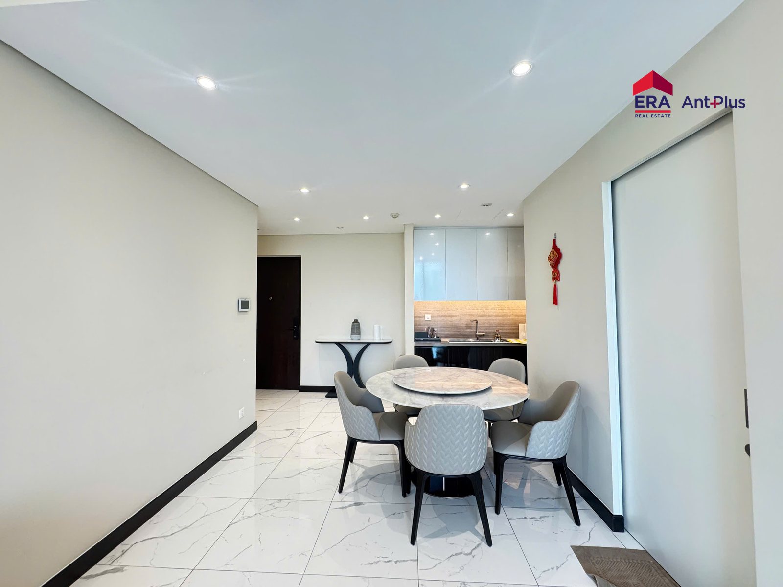 Bàn ăn tròn gần lối vào căn hộ 1PN Linden