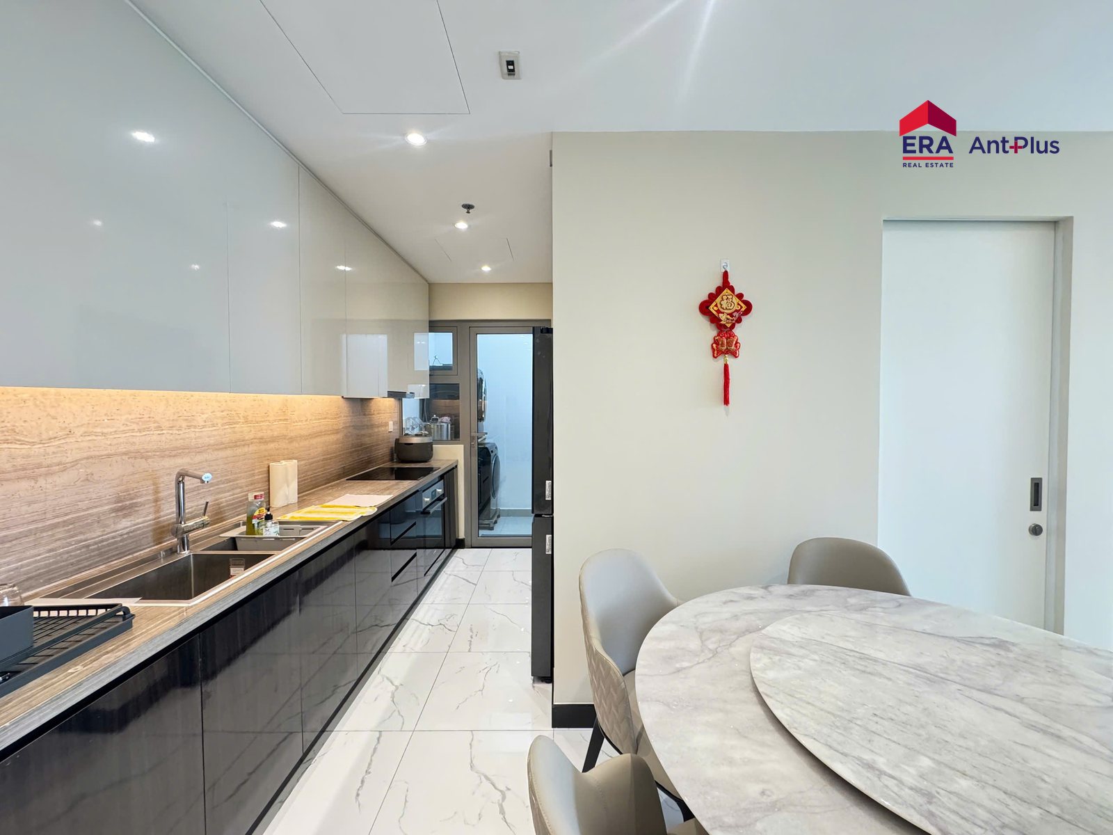 Bếp chữ I và bàn ăn căn hộ Linden T2A-07-01