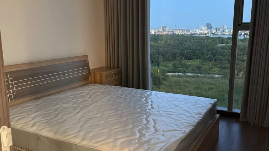 Phòng ngủ căn hộ Tilia với giường gỗ và cửa kính lớn