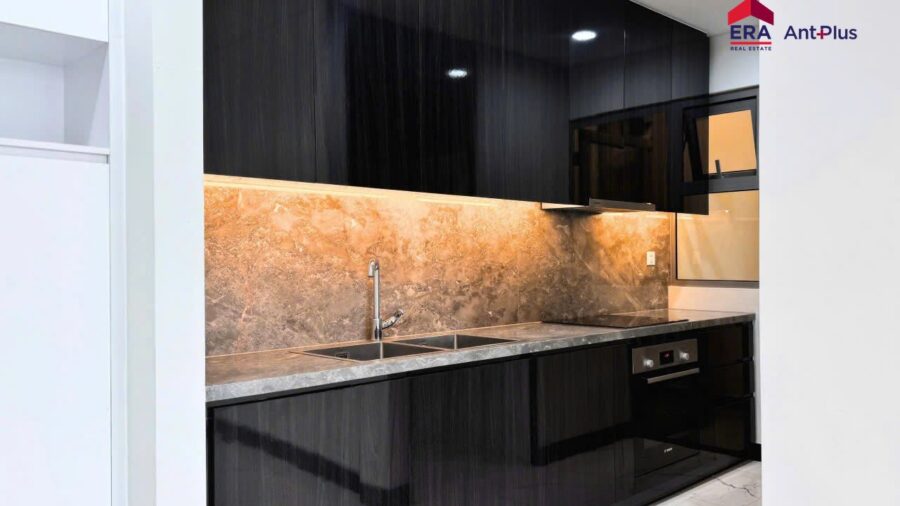 Tủ bếp đen bóng và mặt đá vân nâu căn hộ 1PN Tilia