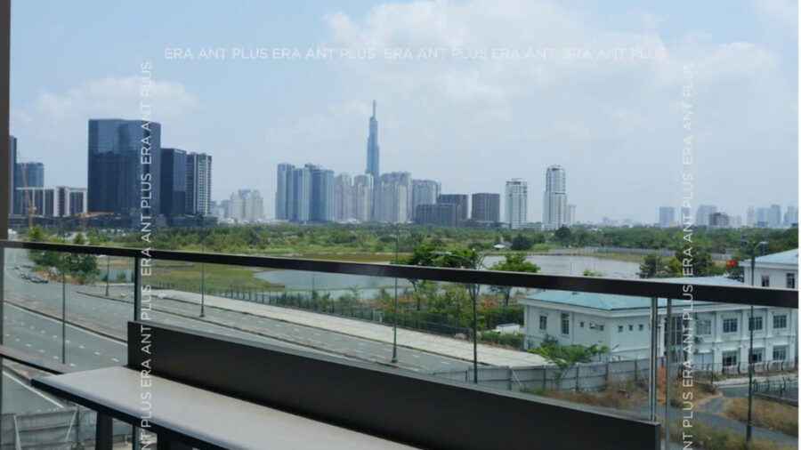 Ban công căn hộ Linden tầng 4 với bàn bar, nhìn về phía Landmark 81