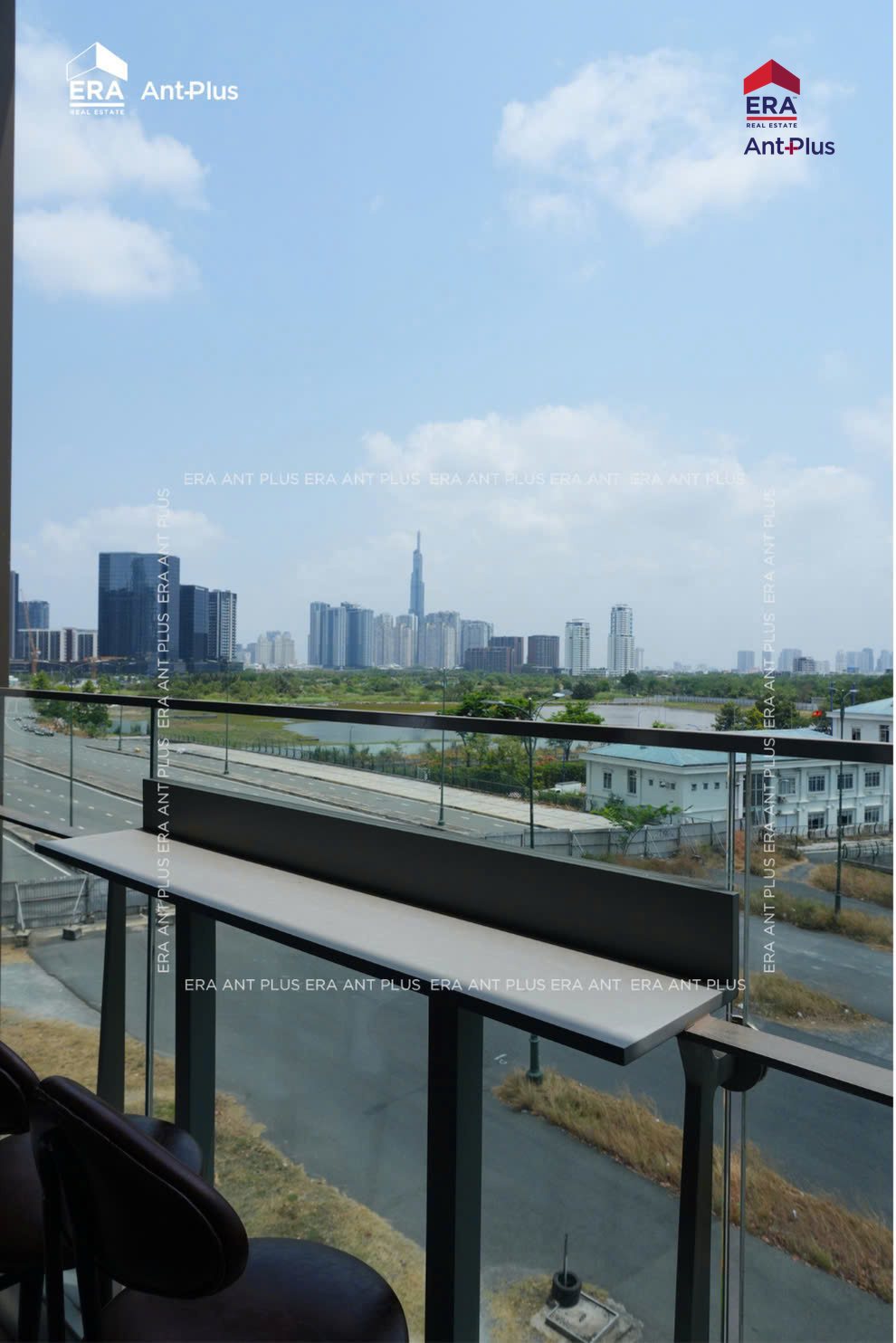 Ban công căn hộ Linden tầng 4 với bàn bar, nhìn về phía Landmark 81
