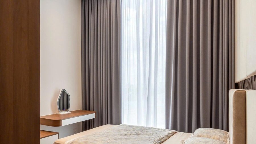 Phòng ngủ master với rèm hai lớp căn hộ 2PN Linden