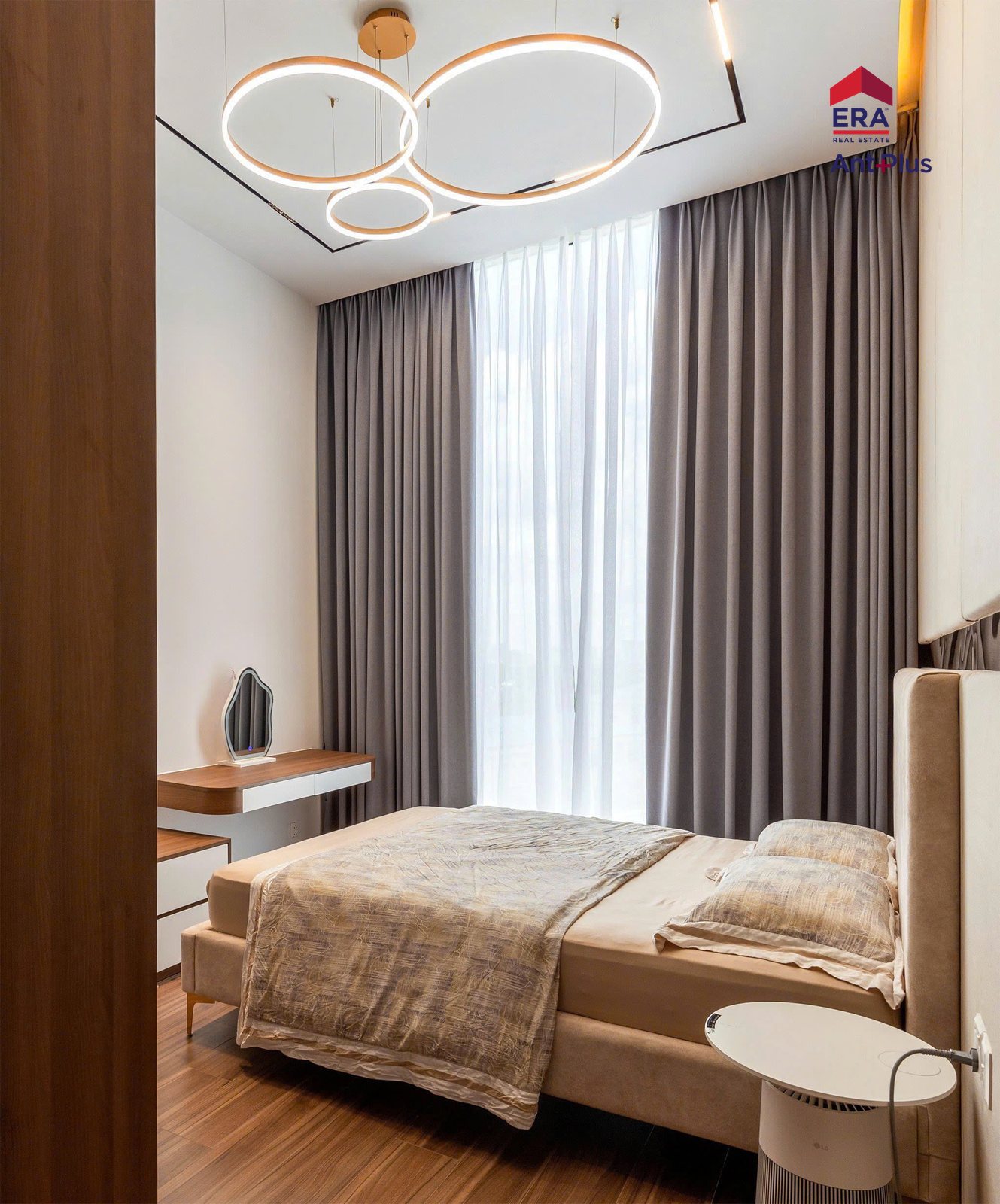 Phòng ngủ master với rèm hai lớp căn hộ 2PN Linden