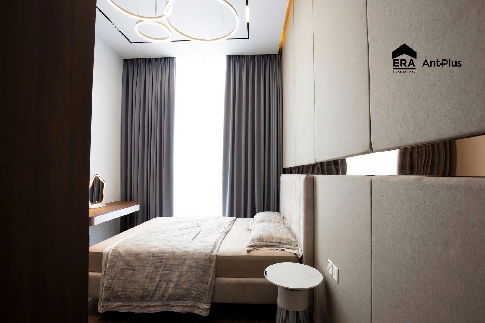 Phòng ngủ đầu giường bọc nệm và tab tròn căn hộ Linden