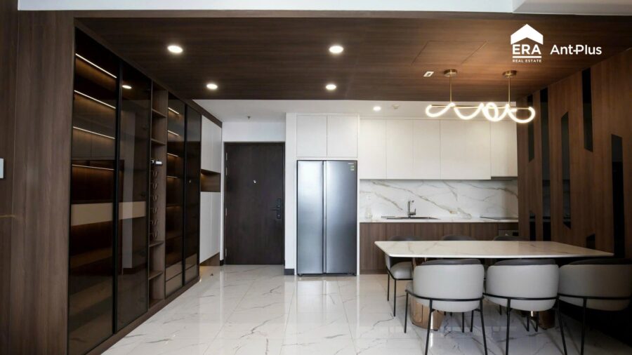 Tủ gỗ trần tới sàn, bếp trắng và bàn ăn căn hộ Linden