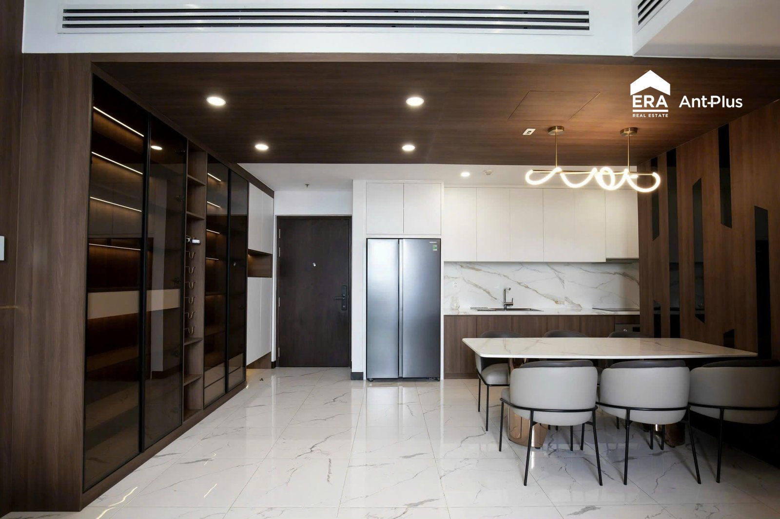 Tủ gỗ trần tới sàn, bếp trắng và bàn ăn căn hộ Linden