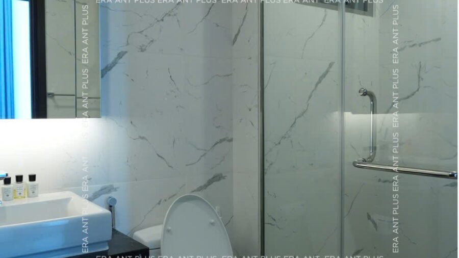 Phòng tắm vách kính và bồn cầu thông minh căn hộ Linden