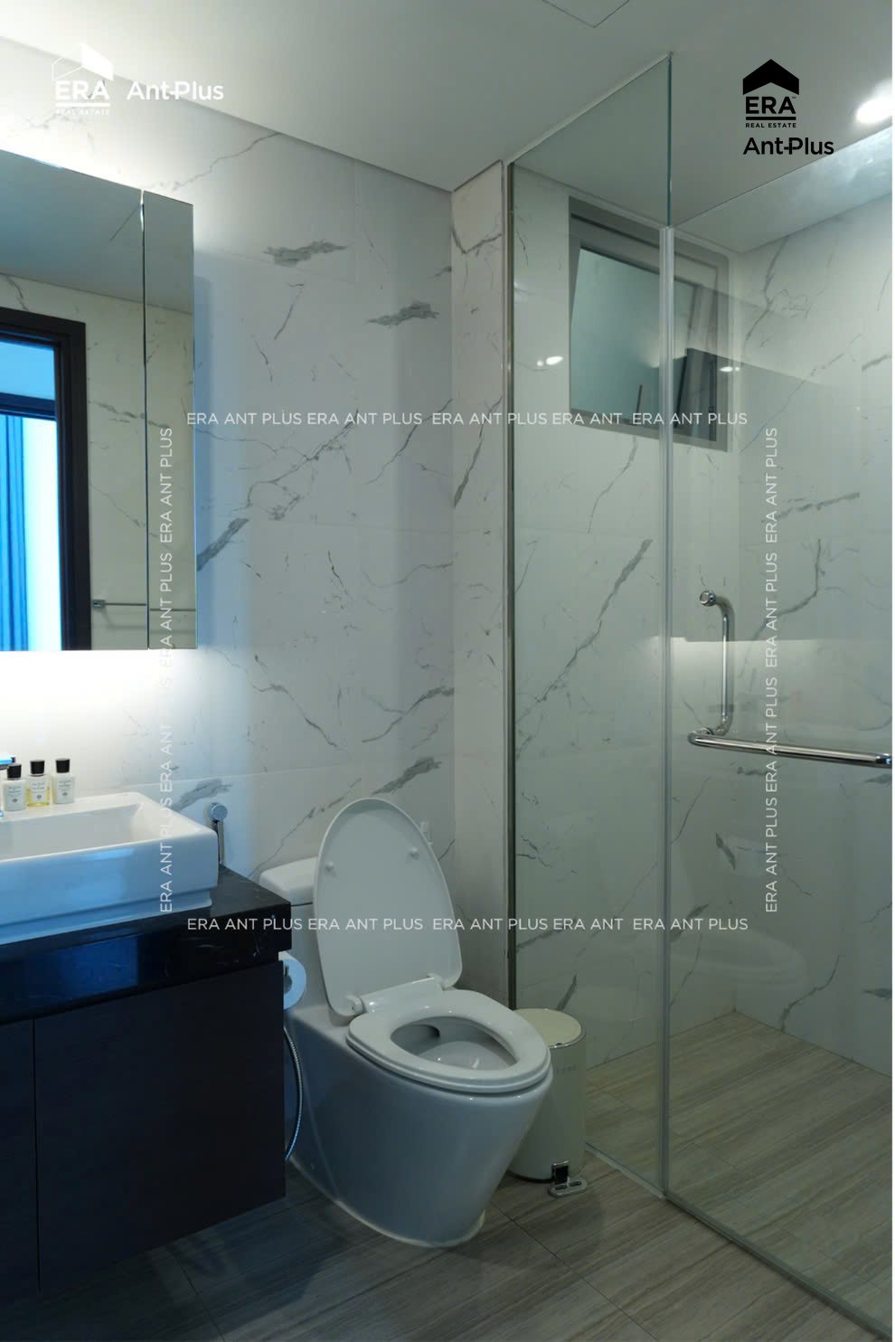 Phòng tắm vách kính và bồn cầu thông minh căn hộ Linden