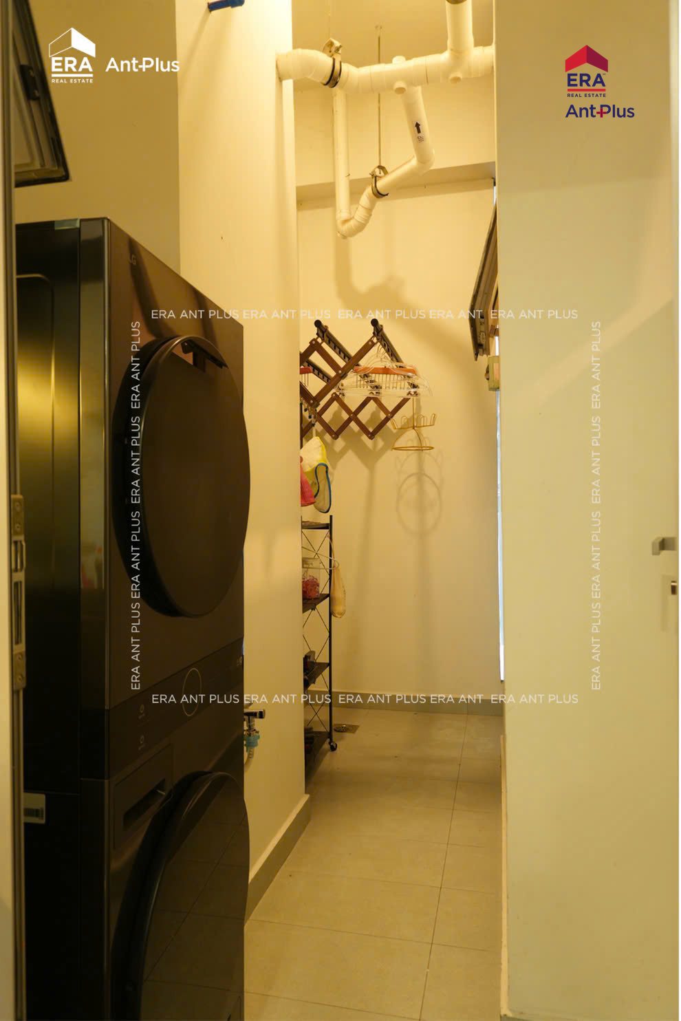 Lô gia đặt máy giặt sấy chồng tầng căn hộ Linden