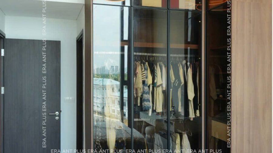 Tủ quần áo cửa kính khung đen trong phòng ngủ căn hộ Linden