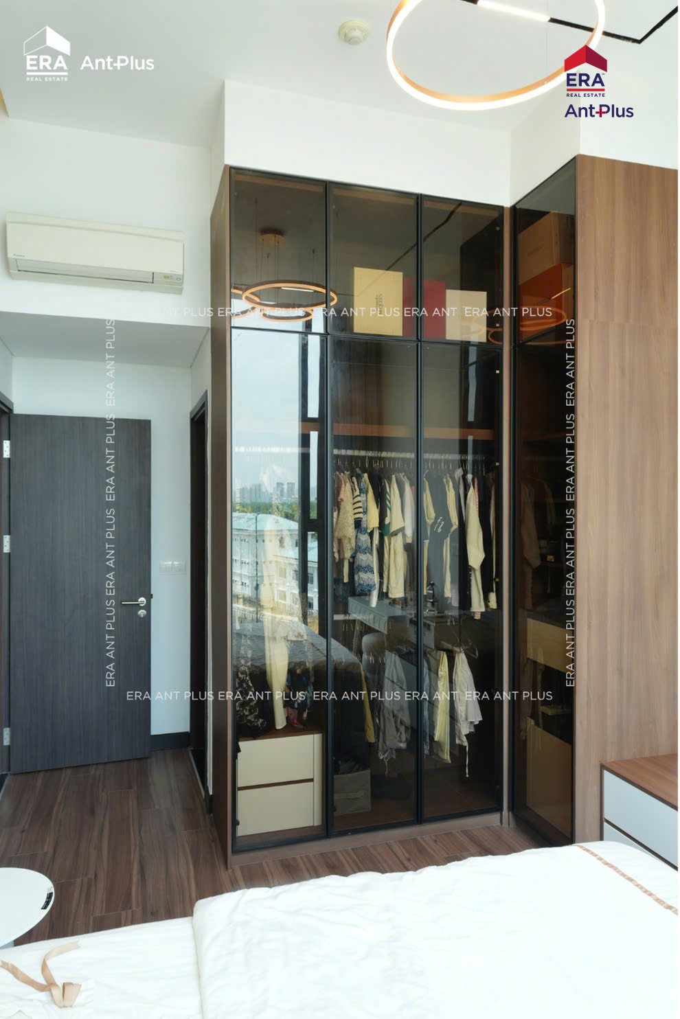 Tủ quần áo cửa kính khung đen trong phòng ngủ căn hộ Linden