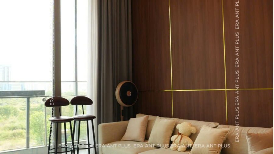 Sofa kem và bàn trà tròn trong phòng khách căn hộ 2PN Linden