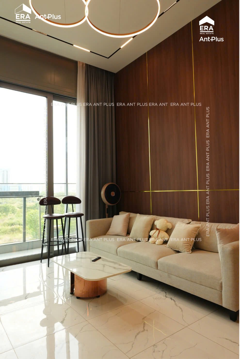 Sofa kem và bàn trà tròn trong phòng khách căn hộ 2PN Linden