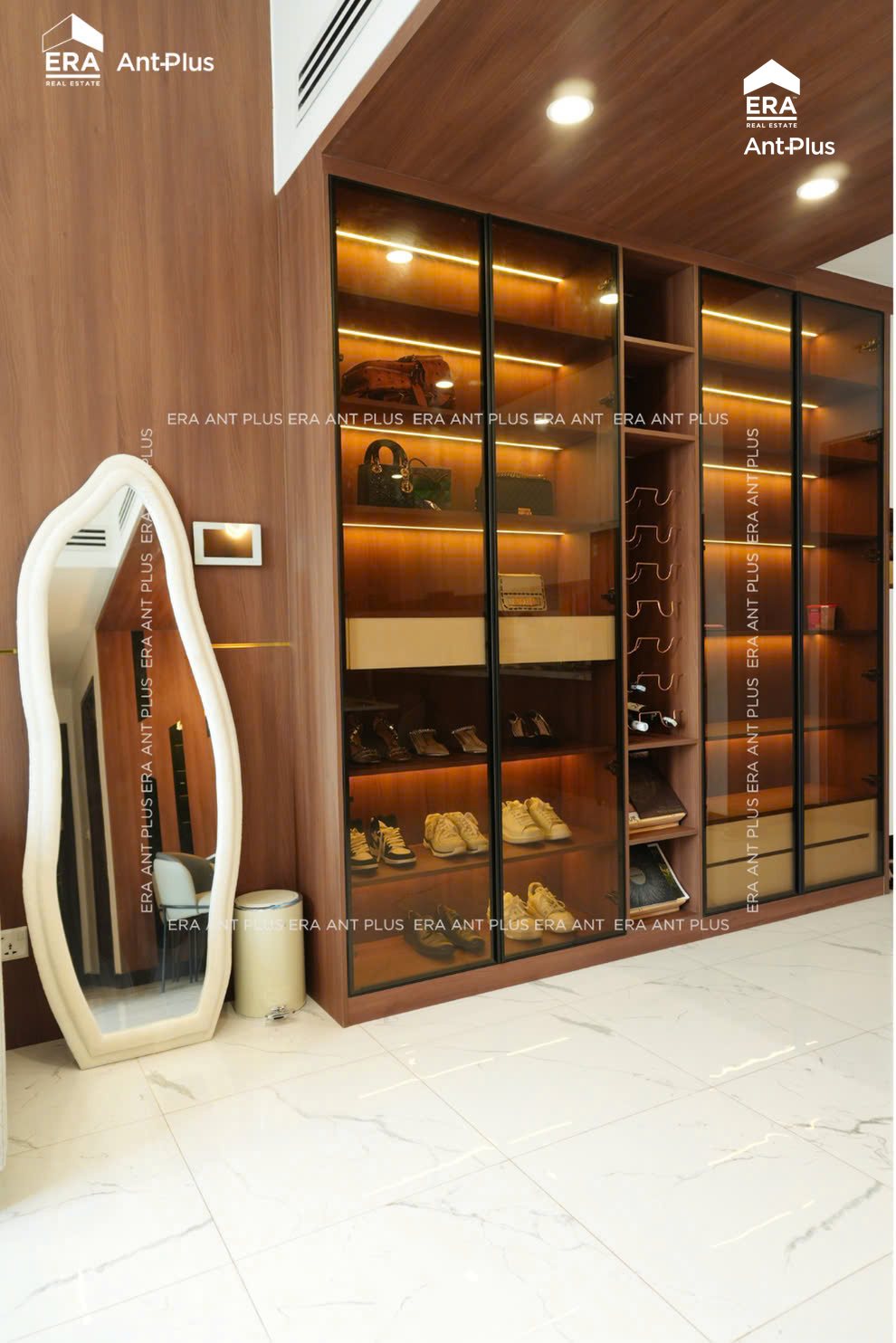 Tủ trưng bày gỗ có đèn và gương đứng trong căn hộ Linden T2A-04-03