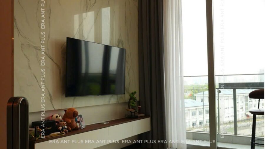 Kệ TV và cửa kính ra ban công căn hộ Linden