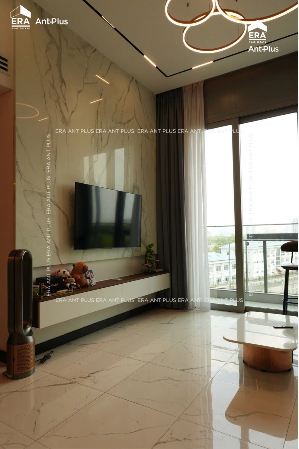 Kệ TV và cửa kính ra ban công căn hộ Linden