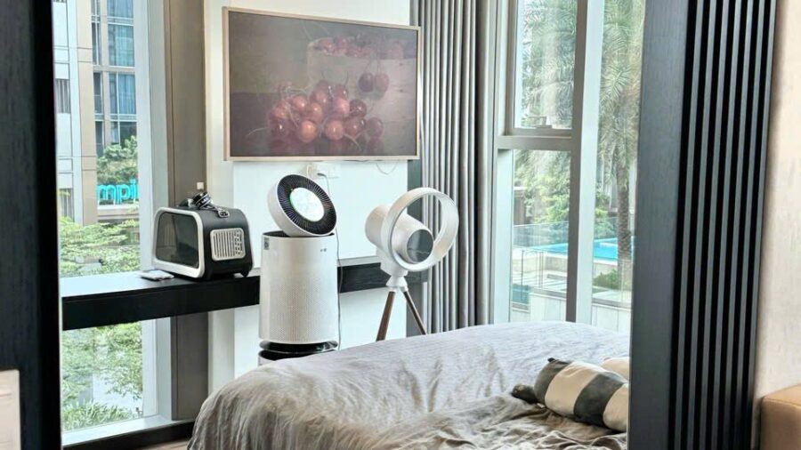 Phòng ngủ góc kính căn hộ Tilia nhìn xuống cây xanh nội khu