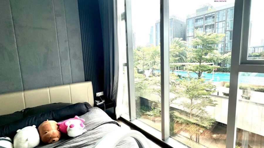 Giường sát cửa kính nhìn tán cây nội khu căn hộ 2PN Tilia