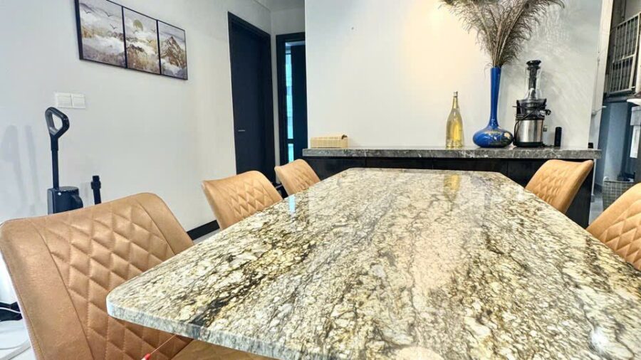 Bàn ăn đá hoa cương và ghế da căn hộ Tilia