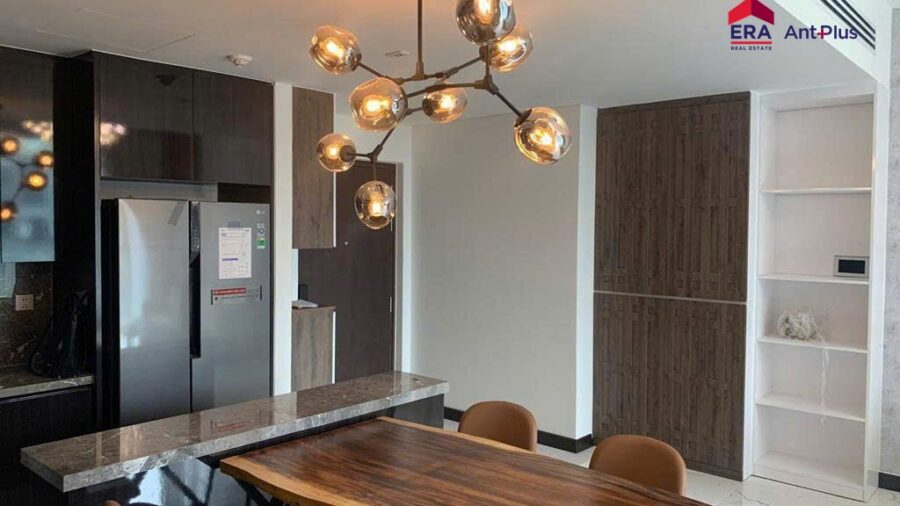 Bàn ăn gỗ nguyên tấm, quầy bếp và tủ lạnh căn hộ Tilia