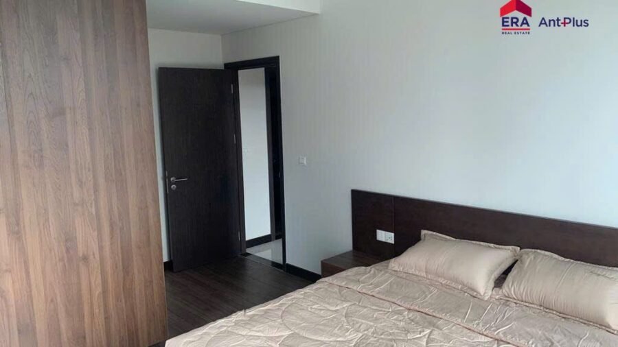 Phòng ngủ giường đôi và vách gỗ căn hộ Tilia