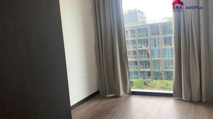 Phòng ngủ thứ hai với rèm và cửa kính nhìn cây xanh