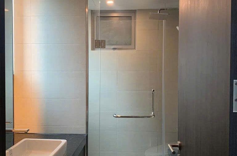 Phòng tắm lavabo đá và vách kính căn hộ Tilia