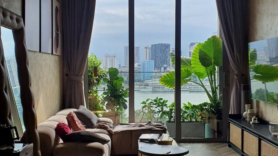 Căn hộ Tilia trần cao 3,5m: phòng khách nhìn ra sông và Quận 1