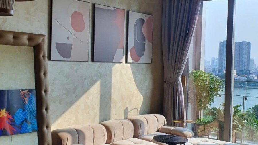 Căn hộ Tilia trần cao: phòng khách sofa module và quạt trần căn hộ Tilia T1C.09.07