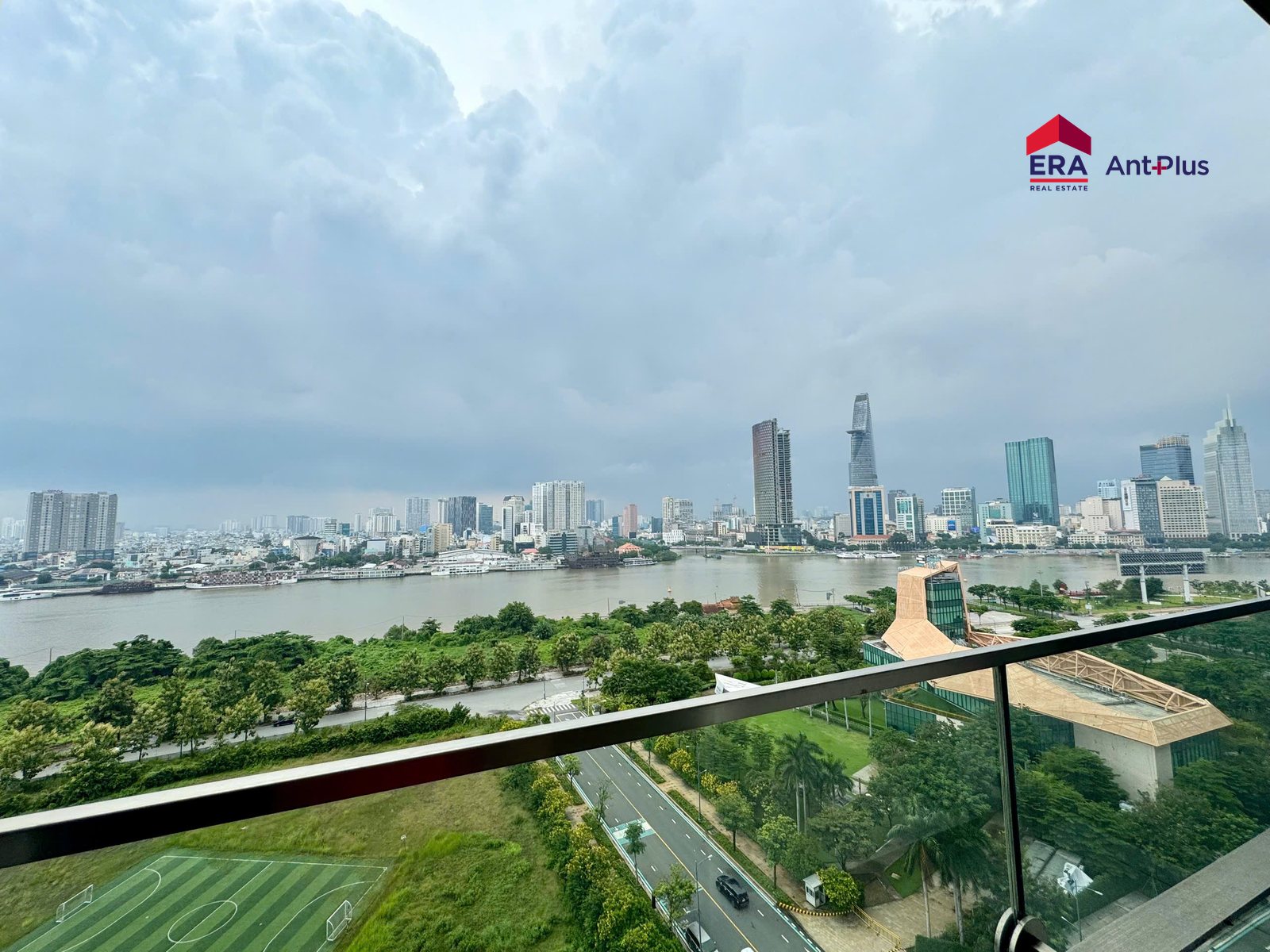 Cho thuê 2PN Tilia 98m2: view sông Sài Gòn và tháp Bitexco từ ban công