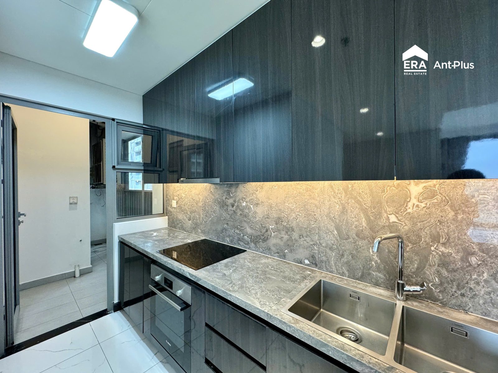Bếp từ, lò nướng âm và bồn rửa đôi căn hộ Tilia