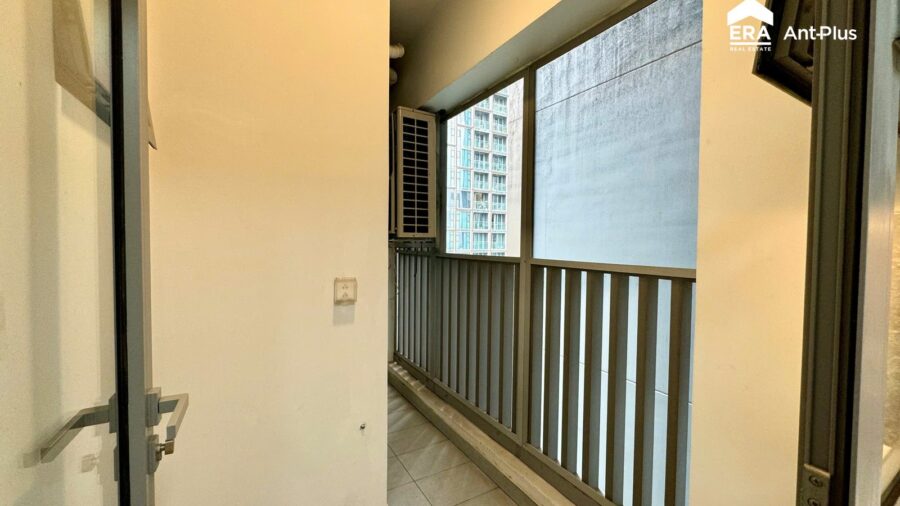 Lô gia căn hộ Tilia với lam chắn và cục nóng điều hòa