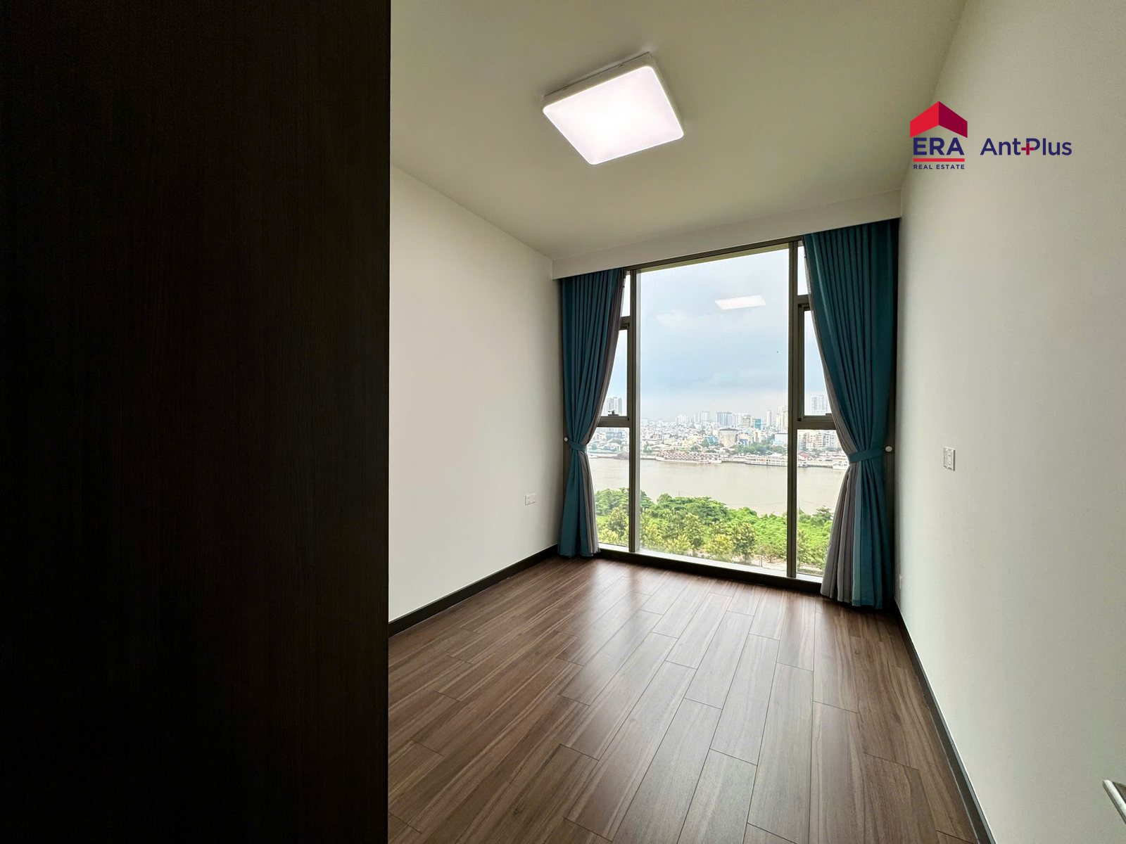 Phòng ngủ rèm xanh nhìn ra sông căn hộ Tilia T1C-13-07