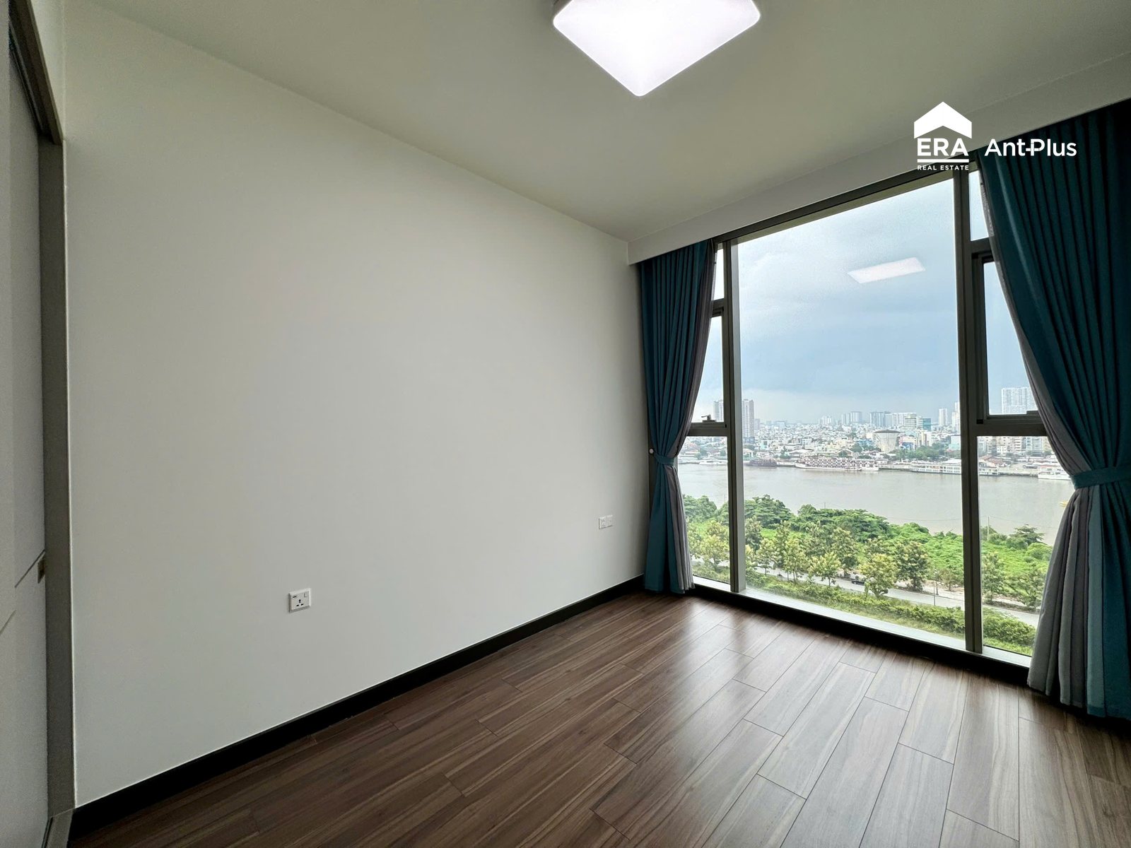 Phòng ngủ thứ hai căn hộ Tilia có cửa kính nhìn ra sông