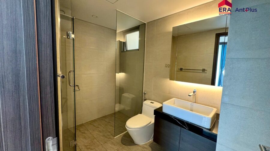 Phòng tắm kính và lavabo đặt trên tủ căn hộ Tilia