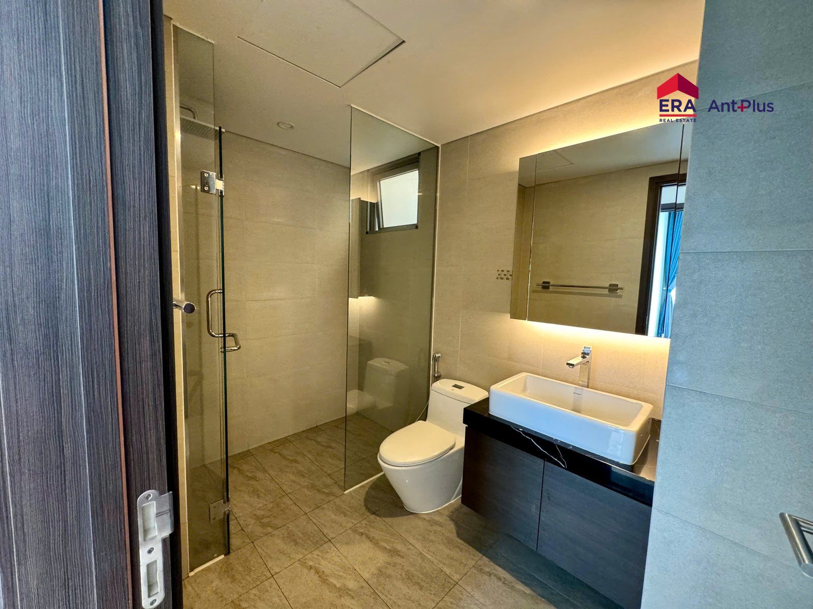 Phòng tắm kính và lavabo đặt trên tủ căn hộ Tilia