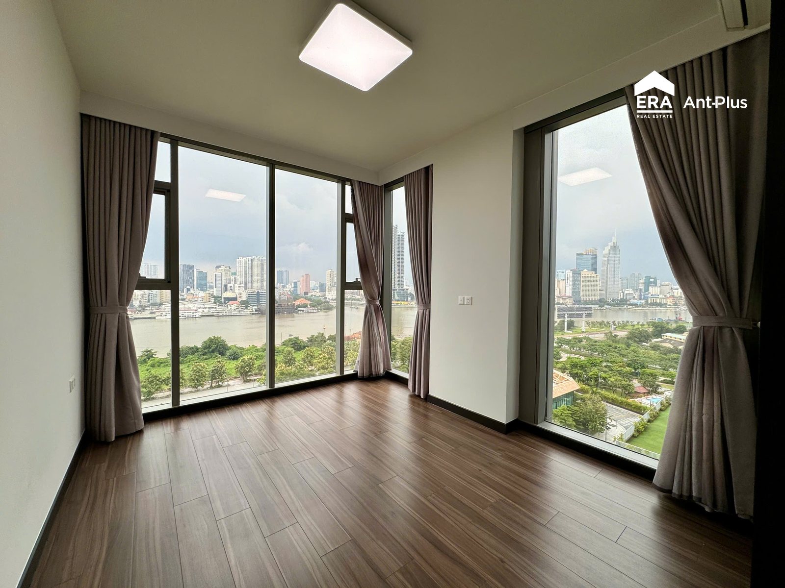 Phòng ngủ góc hai mặt kính nhìn sông Sài Gòn căn hộ Tilia
