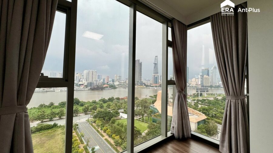 Góc kính phòng ngủ nhìn thẳng tháp Bitexco và Quận 1