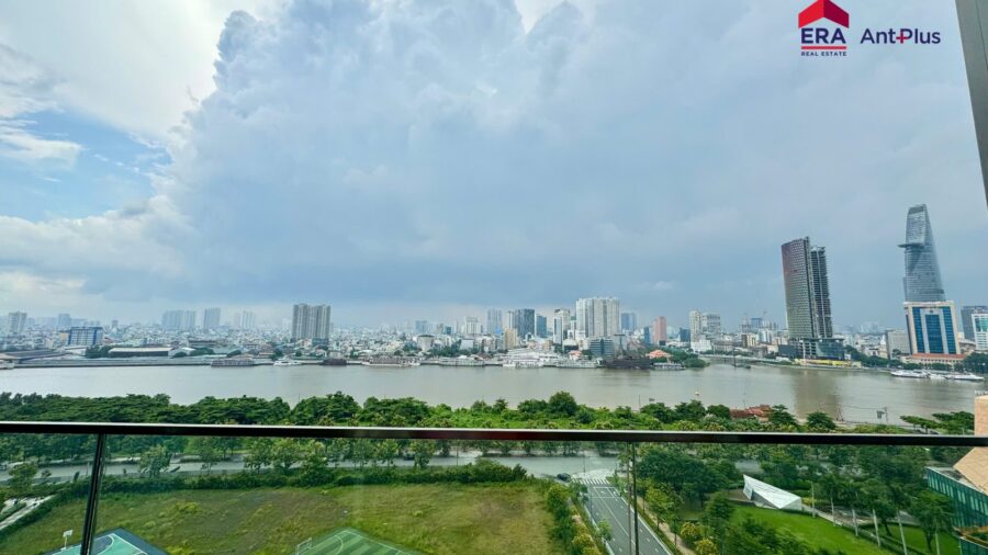 Ban công căn hộ Tilia tầng 13 nhìn sông Sài Gòn và sân bóng nội khu